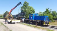 2023 wird der Wagen zunächst auf die Schiene verladen um schlussendlich über die Straße der Instandsetzungswerkstatt in Stahnsdorf zugeführt zu werden - Foto: Claudio Fischer